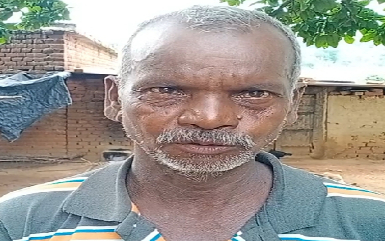 हजारीबाग के बड़कागांव में मनरेगा से योजना पास होने के बाद भी नहीं बना कुआं, 3 साल से भटक रहे झंडू महतो