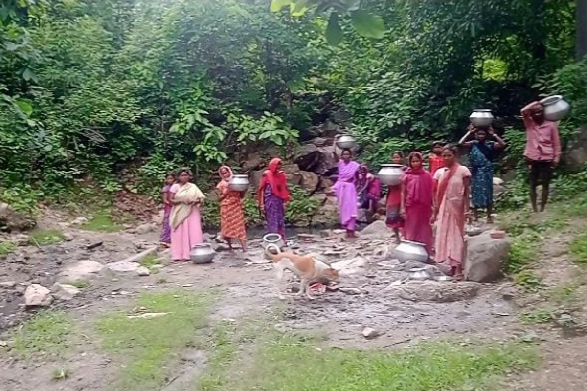 झारखंड के इस गांव में प्रकृति ने बिखेरी अपनी अद्भुत छटा, पर ग्रामीणों को नहीं मिलती मूलभूत सुविधाएं
