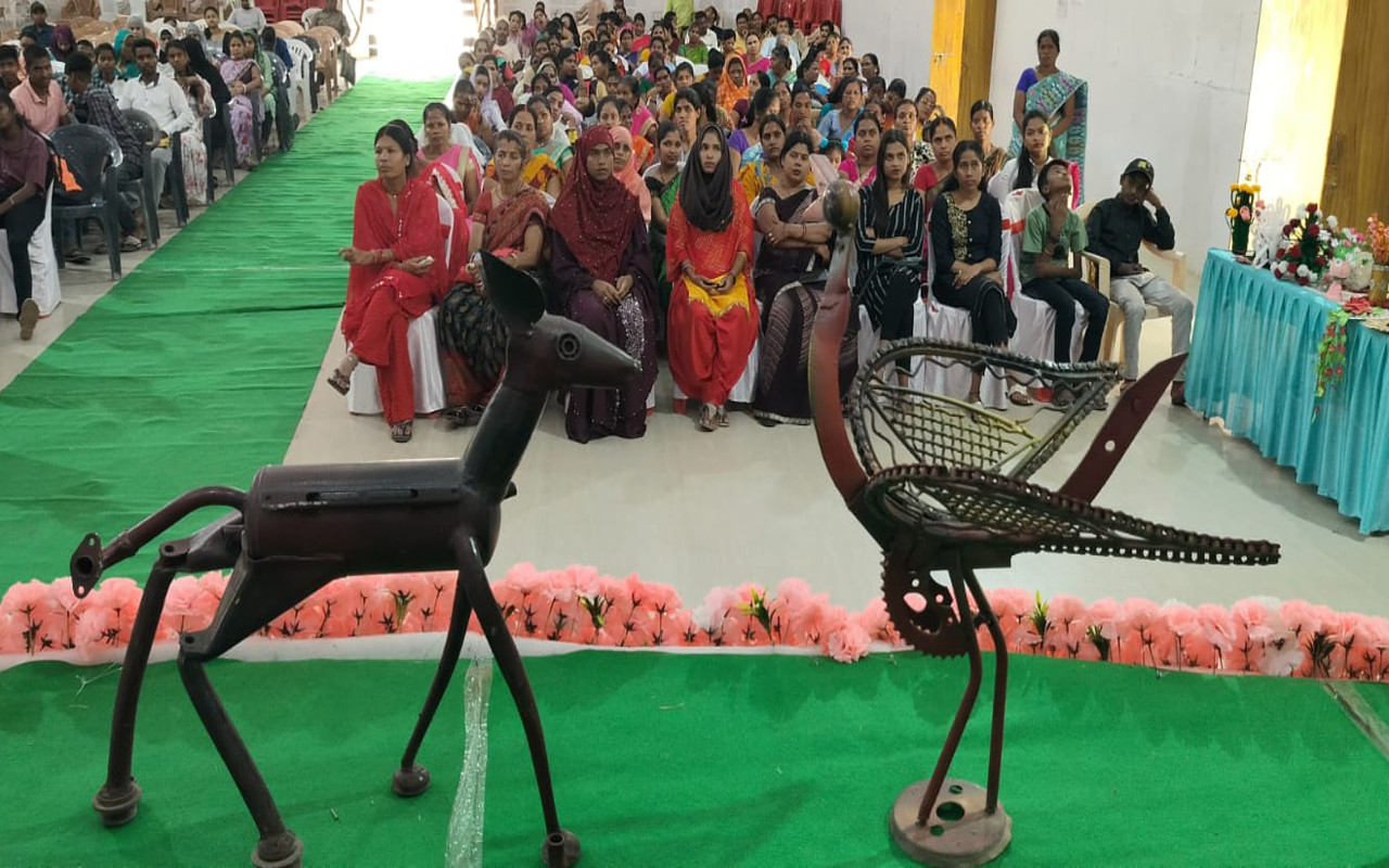 झारखंड : गुमला में कारीगरों का देखिए हुनर, कबाड़ के लोहे से बनायी सारस और अन्य जीव-जंतुओं की मूर्तियां