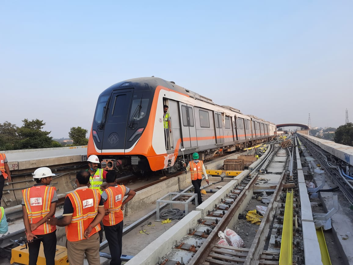 Kanpur Metro News: 90 की स्पीड पर बिना किसी अड़चन सरपट दौड़ी मेट्रो, अब सिर्फ ग्रीन सिग्नल का है इंतज़ार
