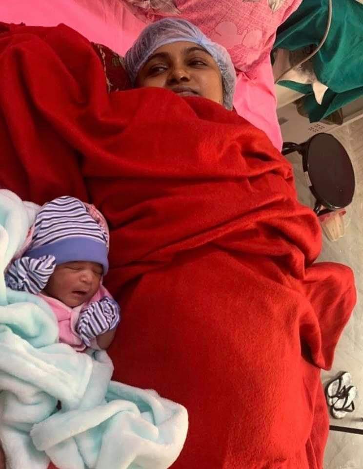झारखंड के गोड्डा की उपायुक्त ने सरकारी अस्पताल में बच्चे को दिया जन्म