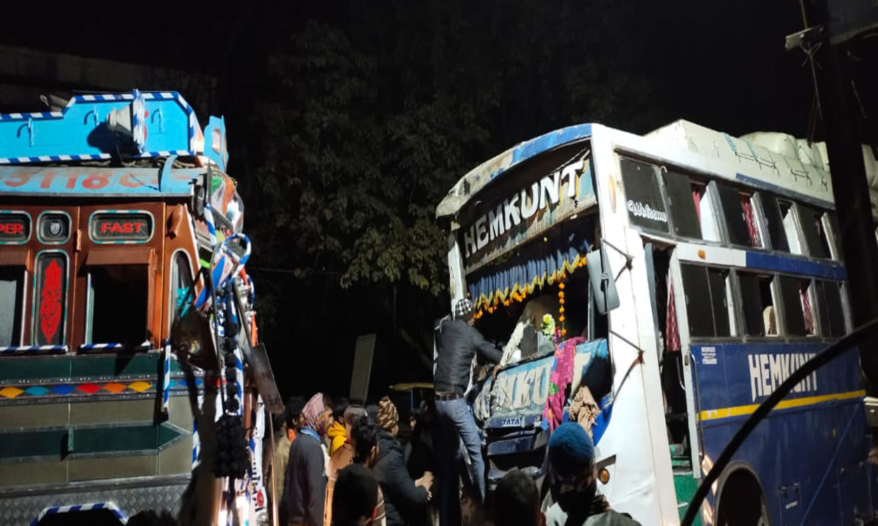 कोडरमा बाजार में बस और ट्रक के बीच भीषण टक्कर, 20 घायल, एक रिम्स रेफर