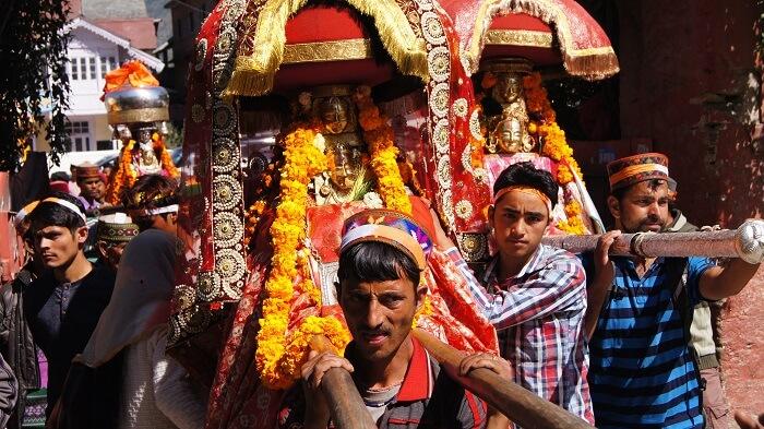 Kullu Dussehra के लिए सज रहा रघुनाथ रथ, इस बार नहीं जुटेगी हजारों की भीड़, 200 लोग खींचेंगे रथ