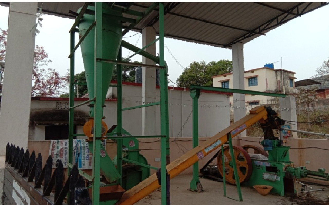 लोहरदगा में ब्रिकेटिंग प्लांट ने बदली ग्रामीणों की तकदीर, संवरने लगे हैं जीवन स्तर
