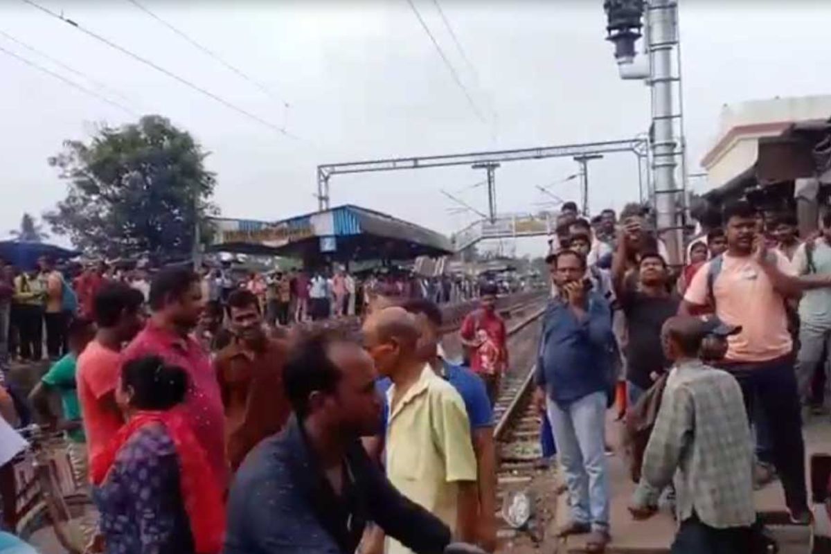 बंगाल : मदनपुर में रेल अवरोध, यात्रियों की बढ़ी परेशानी, सियालदह मुख्य शाखा पर ट्रेनों का परिचालन बाधित