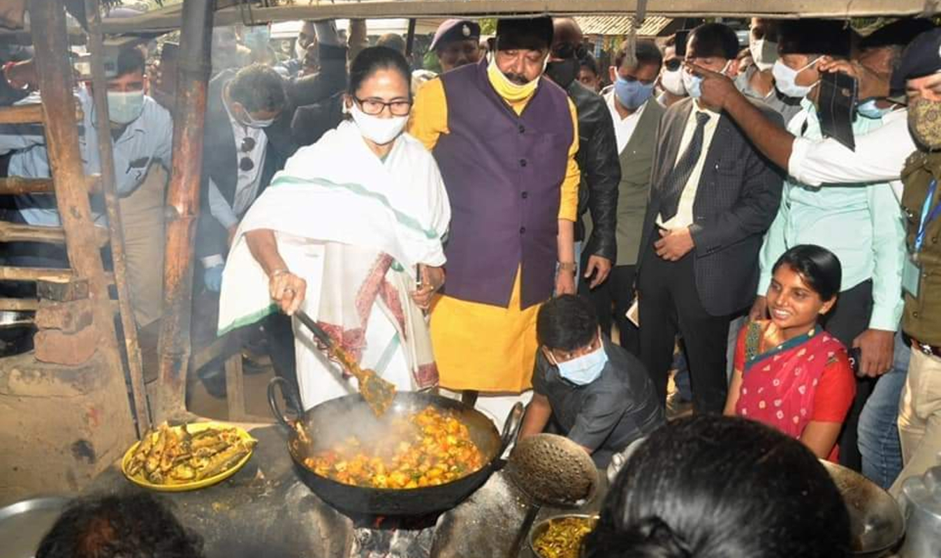 VIDEO: …जब सड़क किनारे होटल में सब्जी पकाने लगीं पश्चिम बंगाल की मुख्यमंत्री ममता बनर्जी