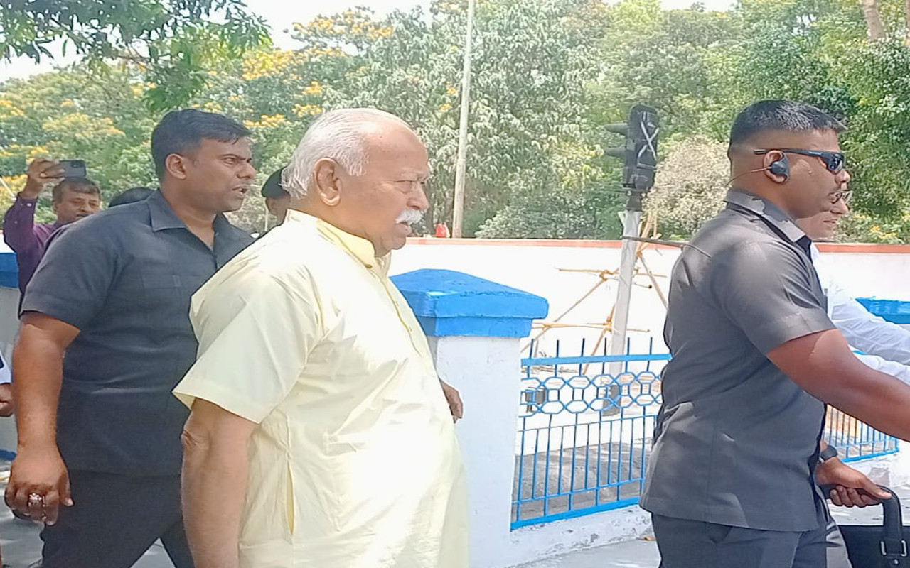 आरएसएस प्रमुख मोहन भागवत पहुंचे देवघर, स्थानीय कार्यकर्ताओं से किया संवाद, सत्संग आश्रम में आचार्य देव से मिले