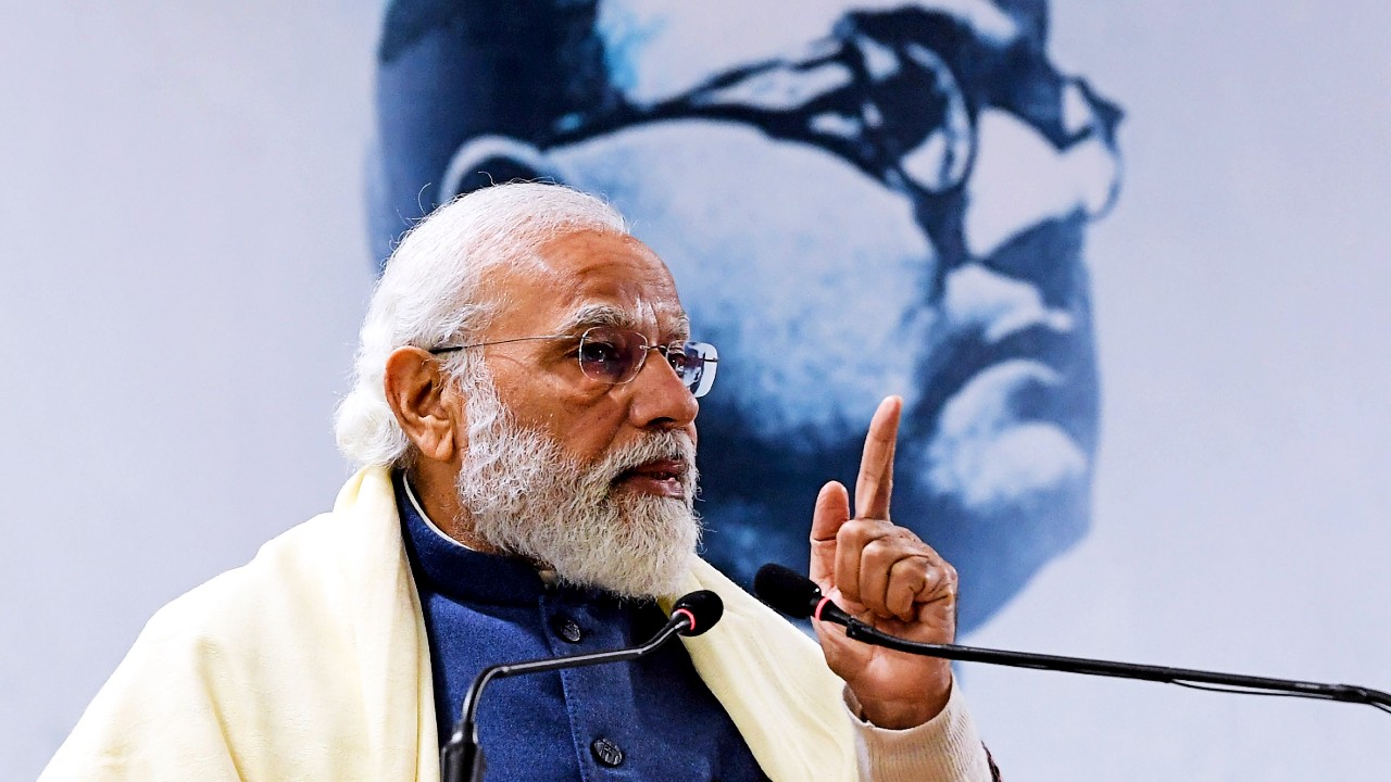 पराक्रम दिवस पर पीएम मोदी का कांग्रेस पर हमला, कहा- महान व्यक्तित्वों के योगदान को मिटाने का प्रयास हुआ