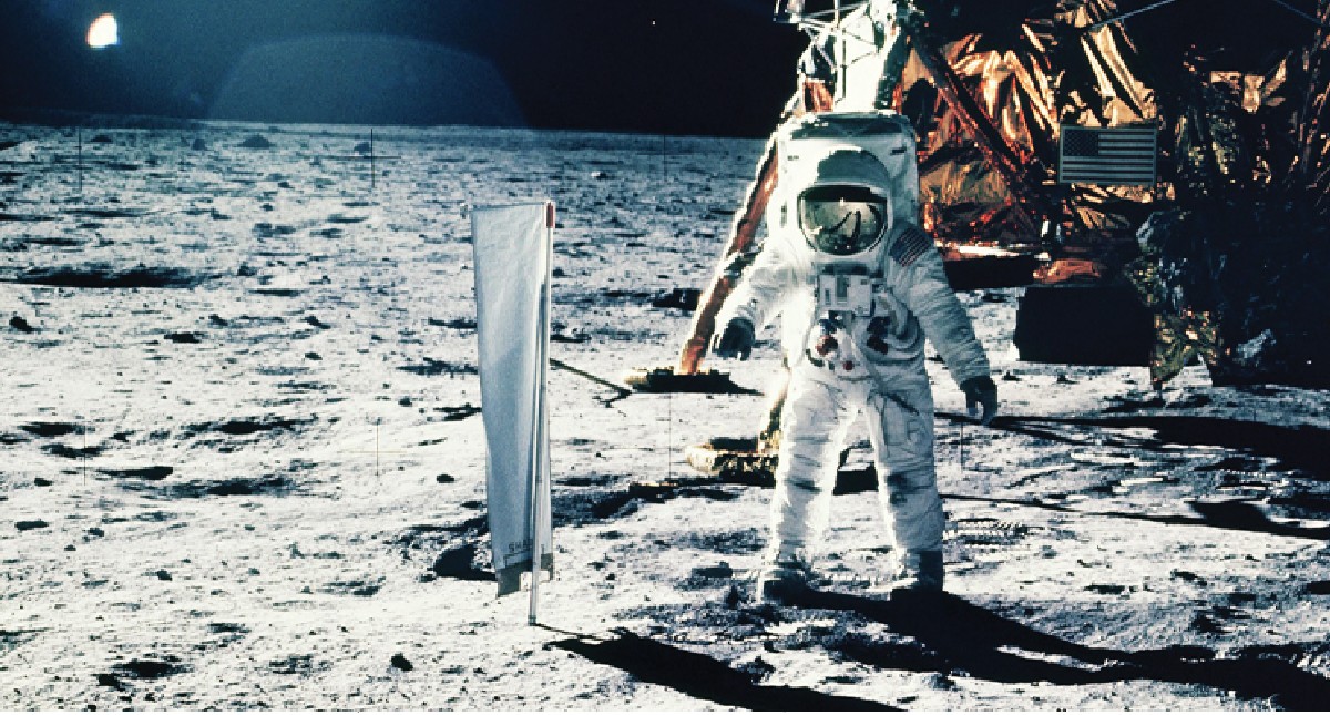 NASA का दावा चंद्रमा से लाई गई धूल और तिलचट्टे हमारे, किसी अन्य को नीलामी का अधिकार नहीं