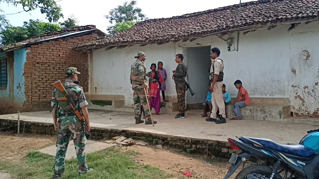 गुमला में नक्सली कमांडरों के घर पहुंची पुलिस, परिजनों से एरिया कमांडर रंथु और लजीम को सरेंडर कराने की अपील की