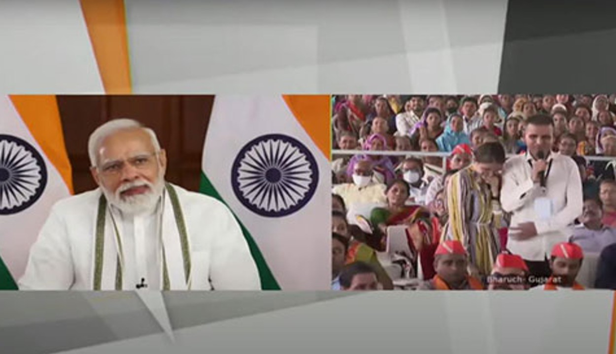 भरूच के समारोह में भावुक हुए पीएम मोदी, कहा- जानकारी की कमी से कागजों पर रह जाती हैं सरकारी योजनाएं