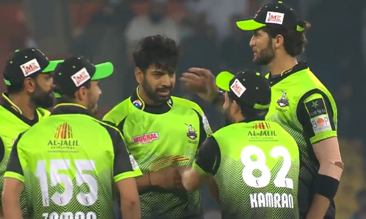 PSL 2022: लाइव मैच के दौरान पाकिस्तानी गेंदबाज हैरिस राउफ ने कामरान गुलाम को जड़ा थप्पड़, वीडियो वायरल