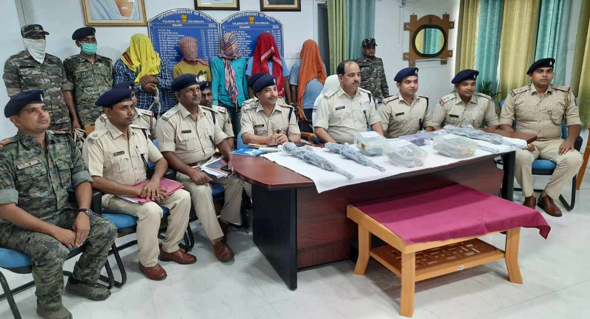 पुलिस-नक्सली मुठभेड के बाद भाग रहा TSPC का सक्रिय नक्सली किसलय कुमार गिरफ्तार, पर्चा समेत कई सामान बरामद