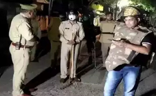 Lockdown 3.0 : लॉकडाउन का पालन कराने गई पुलिस पर भीड़ ने किया जानलेवा हमला, कुख्यात हिस्ट्रीसीटर कर रहा था भीड़ का नेतृत्व