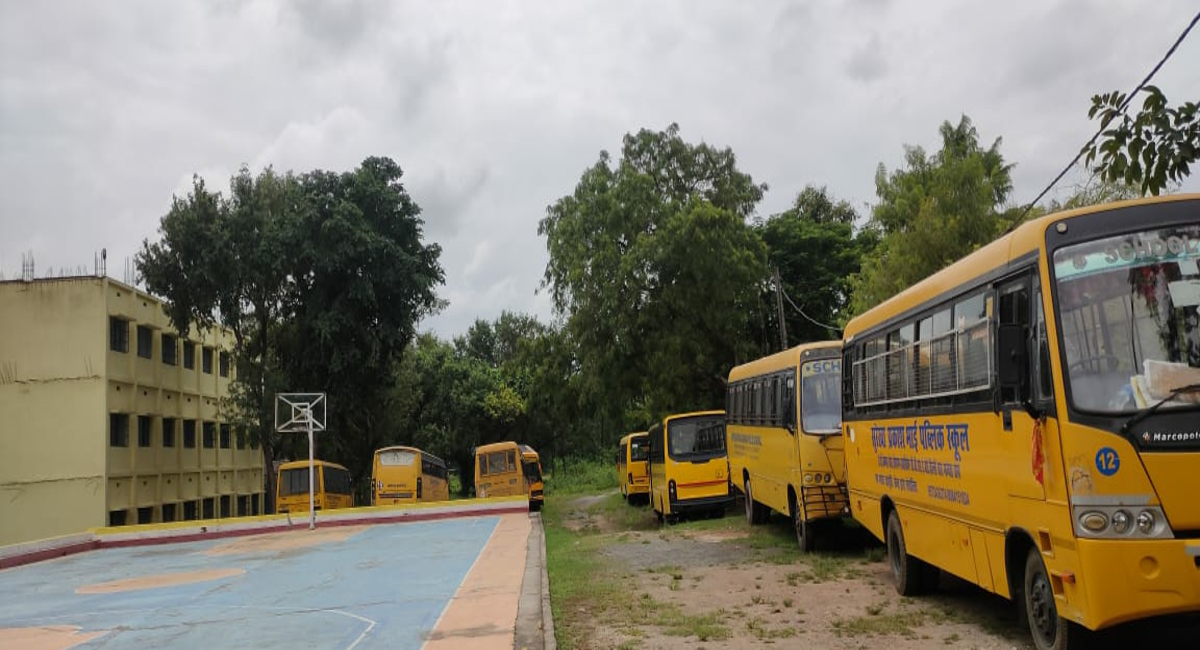 Jharkhand News: ढाई साल से स्कूलों में खड़ी बसों के नहीं चलने से मालिक परेशान, डिप्रेशन के हो रहे शिकार