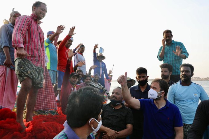 …और टी-शर्ट-पतलून पहनकर राहुल गांधी कूद गये समुद्र में, देखें वीडियो…