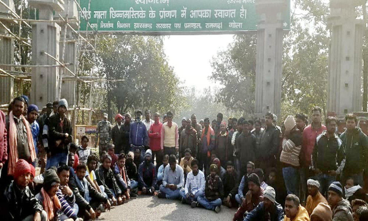 झारखंड के प्रसिद्ध शक्तिपीठ मां छिन्नमस्तिका मंदिर के दुकानदार क्यों दुकान छोड़ बैठे धरने पर, जानें