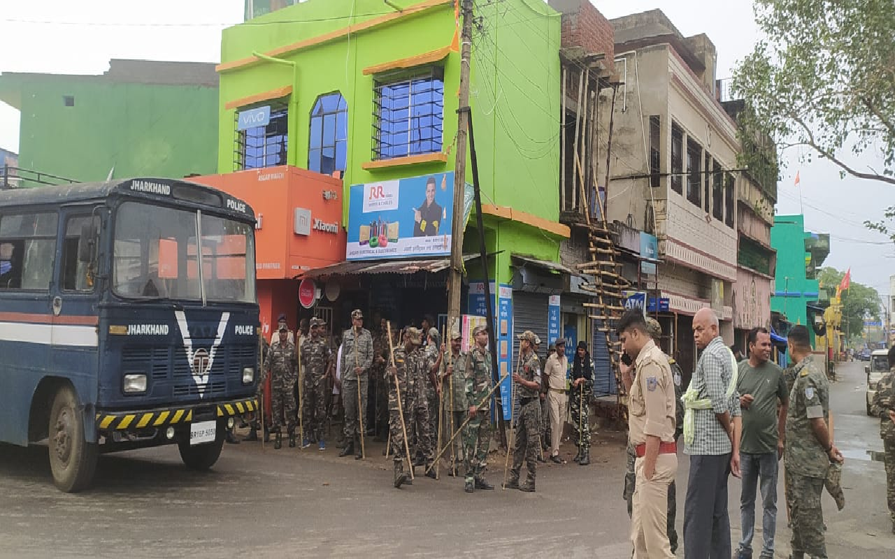 पूर्वी सिंहभूम के हल्दीपोखर में झंडा जुलूस विवाद के बाद पूरी तरह बंद रहा बाजार, सीओ को ठहराया गया जिम्मेदार