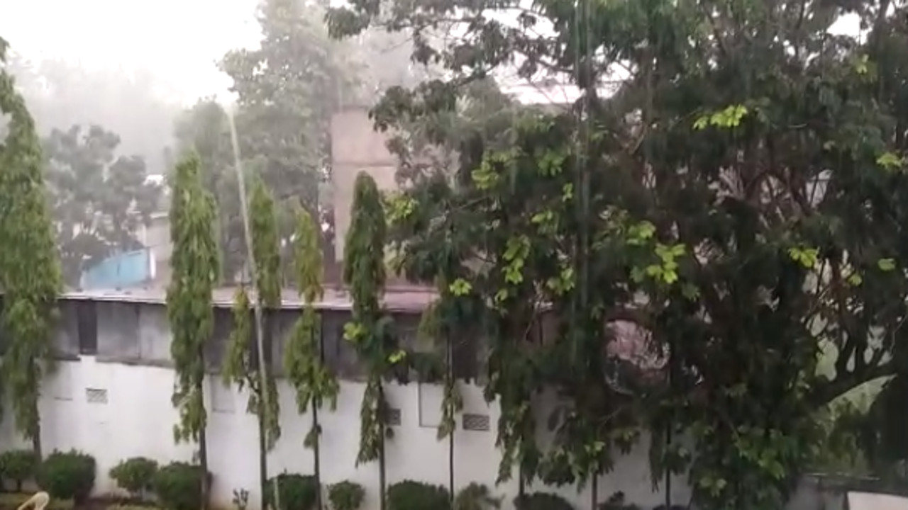Weather Update: झारखंड में बादलों का जमावड़ा, रांची समेत कई इलाकों में बारिश, फिर हो सकती है ओलावृष्टि