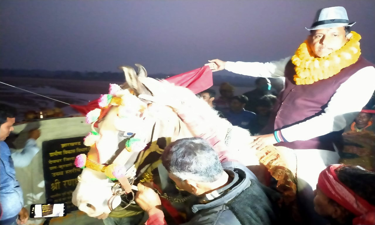 सारठ विधायक रणधीर सिंह का अनोखा अंदाज, हाथी के बाद अब घोड़े पर सवार होकर पहुंचे पुल का उद्घाटन करने