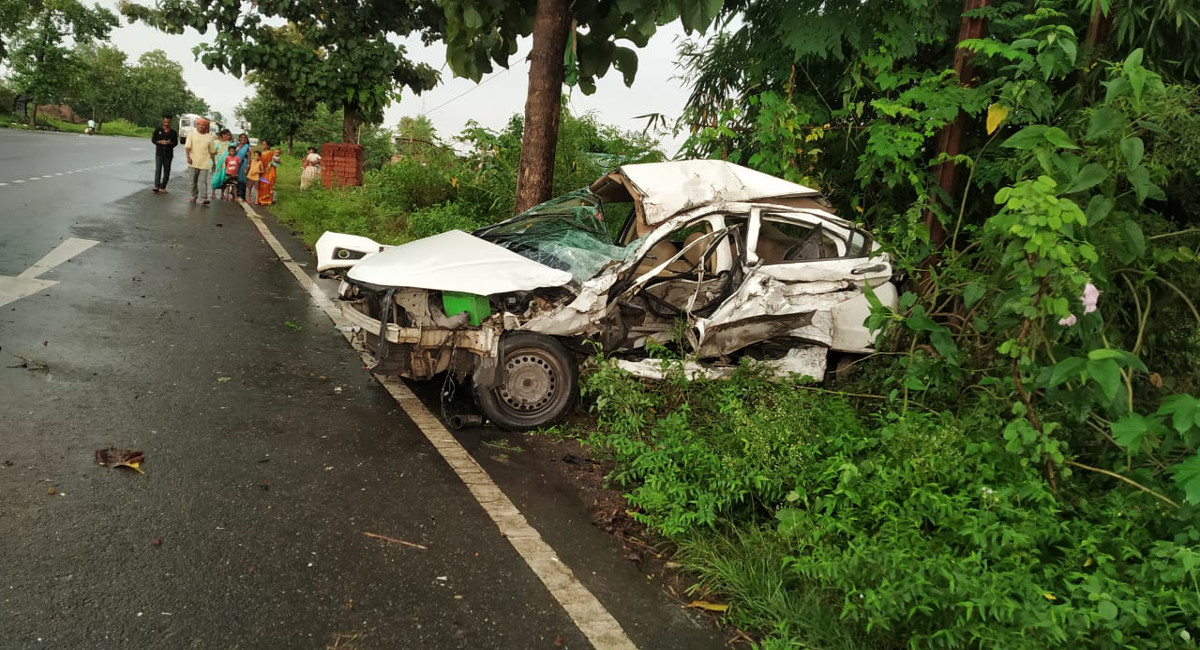 रामगढ़ के गोला में कार व ट्रक के बीच सीधी टक्कर, हिंदुस्तान लिवर कंपनी से जुड़े 2 मार्केटिंग मैनेजर की हुई मौत