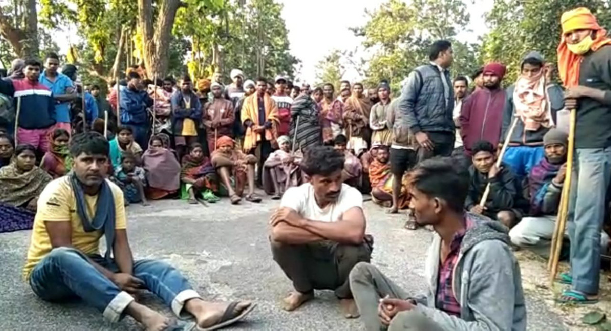 छत्तीसगढ़ के रास्ते गुमला में होती पशु तस्करी, ग्रामीणों ने 3 पशु तस्करों को पकड़कर घंटों किया सड़क जाम