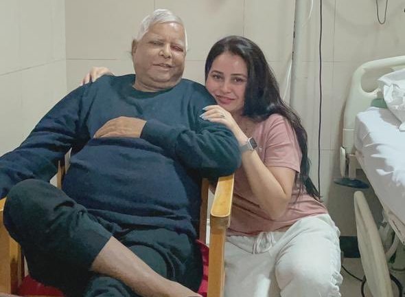 राजद सुप्रीमो लालू यादव के साथ फोटो ट्वीट कर बेटी रोहिणी बोलीं- पापा ने मानवता का पाठ पढ़ाया