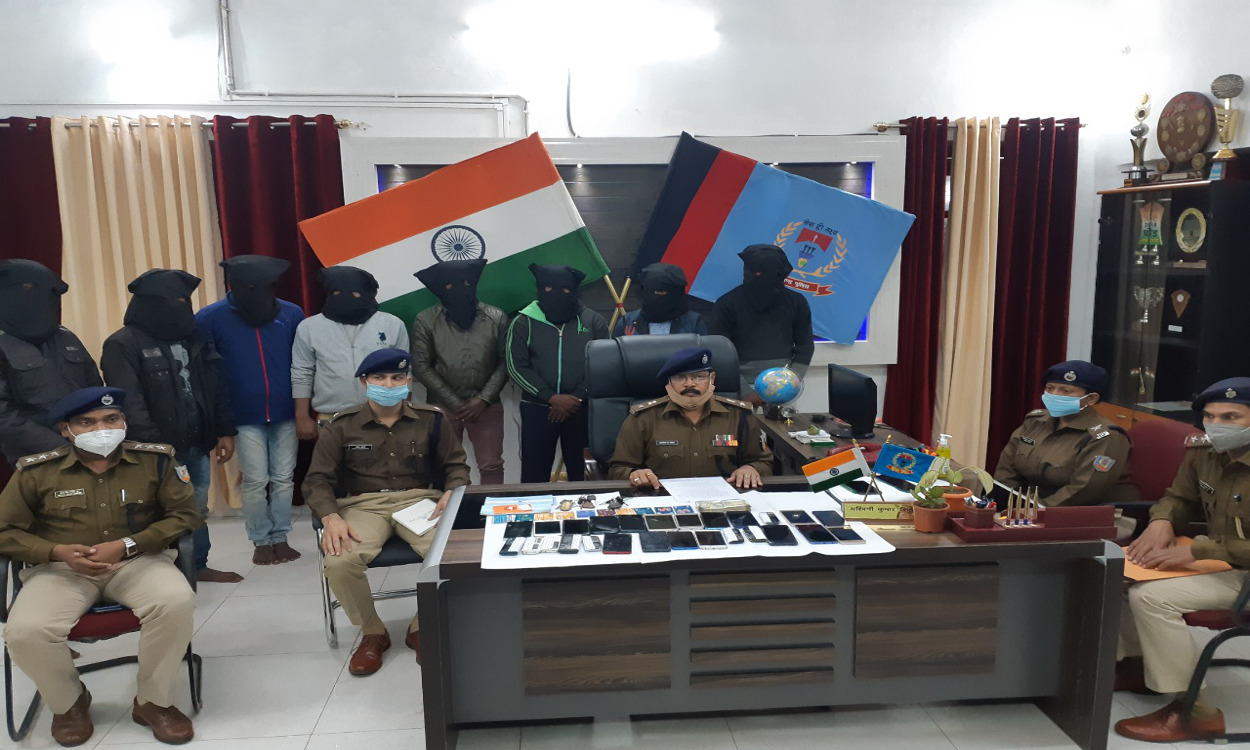 सारठ में ठगी की योजना बनाते 2 युवक समेत 8 साइबर क्रिमिनल गिरफ्तार, 55 हजार से अधिक की हुई बरामदगी