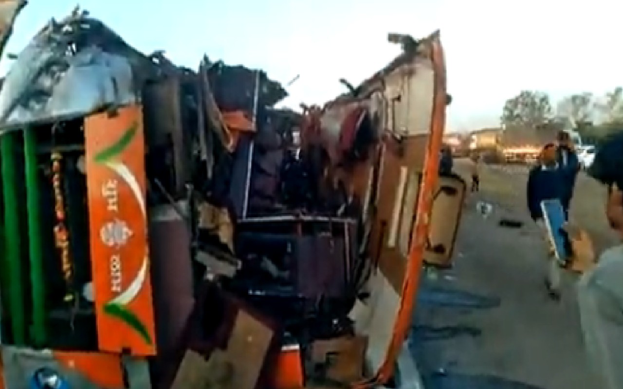 Shirdi Bus Accident: महाराष्ट्र के नासिक में भीषण हादसा, बस और ट्रक की टक्कर, 10 की मौत