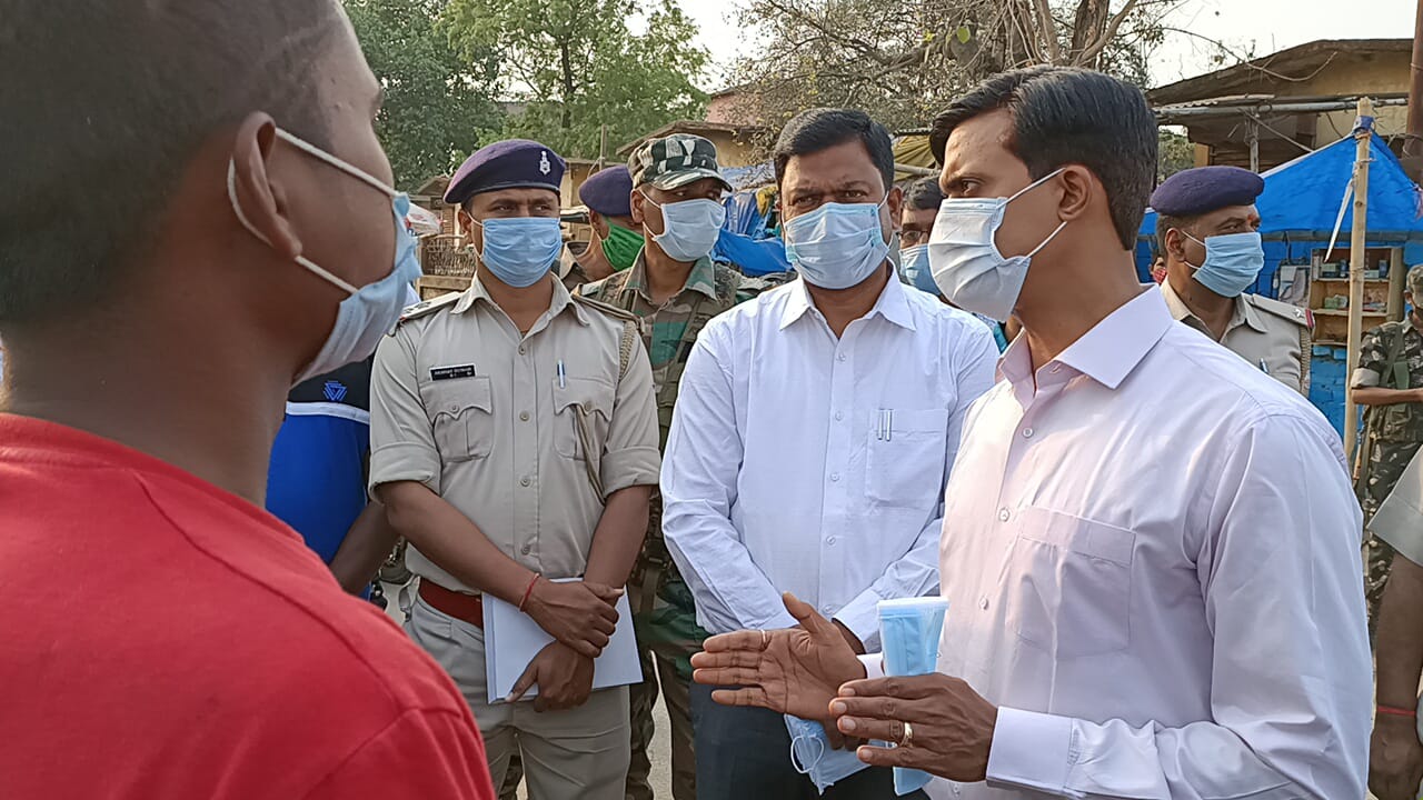 Coronavirus Update News : कोराेना संक्रमण से लोगों को सजग करने को लेकर सड़क पर उतरे सिमडेगा डीसी, मास्क पहनने की अपील