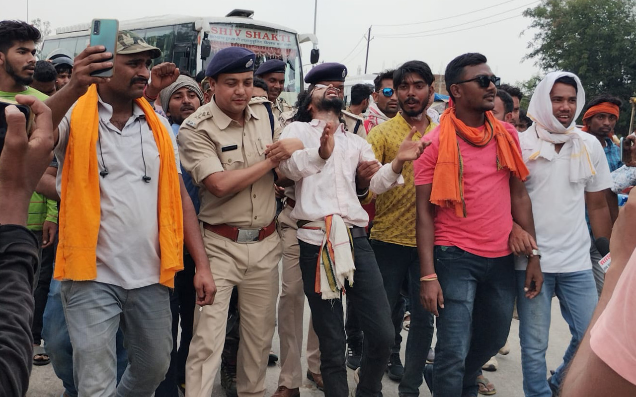 झारखंड बंद : रांची के बुंडू में छात्र नेता व पुलिस के बीच झड़प, देवेंद्र महतो सहित अन्य को हिरासत में लिया