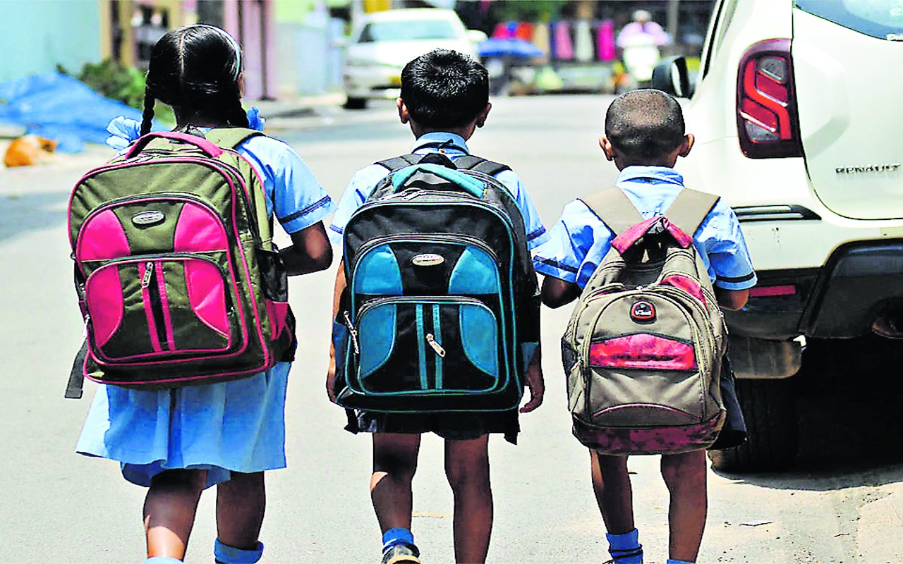 झारखंड में अब तक 43 फीसदी बच्चों को ही मिली पोशाक राशि, सभी को नयी पोशाक उपलब्ध कराने का निर्देश