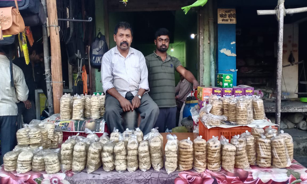 Makar Sankranti 2021 : बड़कागांव के तिलकुट बाजार में बढ़ी रौनक, सोंधी खुशबू लोगों को कर रही आकर्षित, जानें मार्केट का भाव