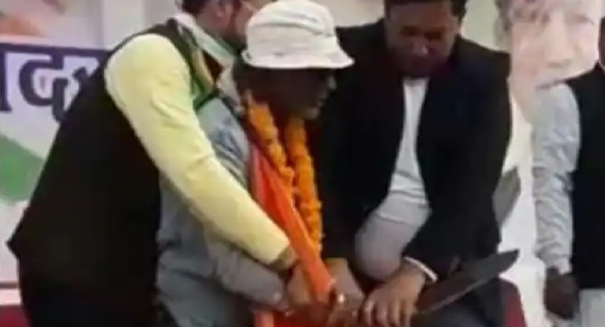 कौन है जो कांग्रेस नेता हरीश रावत के मंच पर चाकू लेकर चढ़ गया, जय श्रीराम के नारे नहीं लगाने पर…