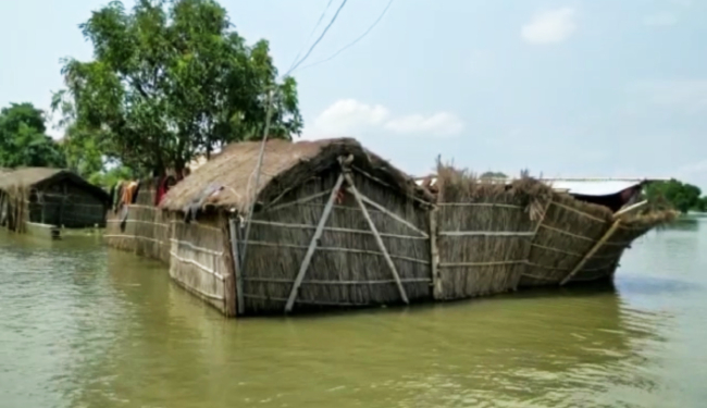 Flood in Jharkhand : उफान पर गुमानी नदी, तीन दिनों से हो रही बारिश से बरहरवा में बाढ़, सड़कें जलमग्न, घरों में घुसा पानी