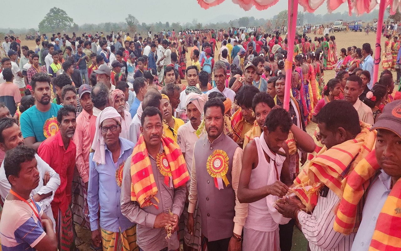 खरसावां : मांदर की थाप पर जमकर थिरके युवा, दिशोम बाहा पर्व में की सुख शांति की कामना
