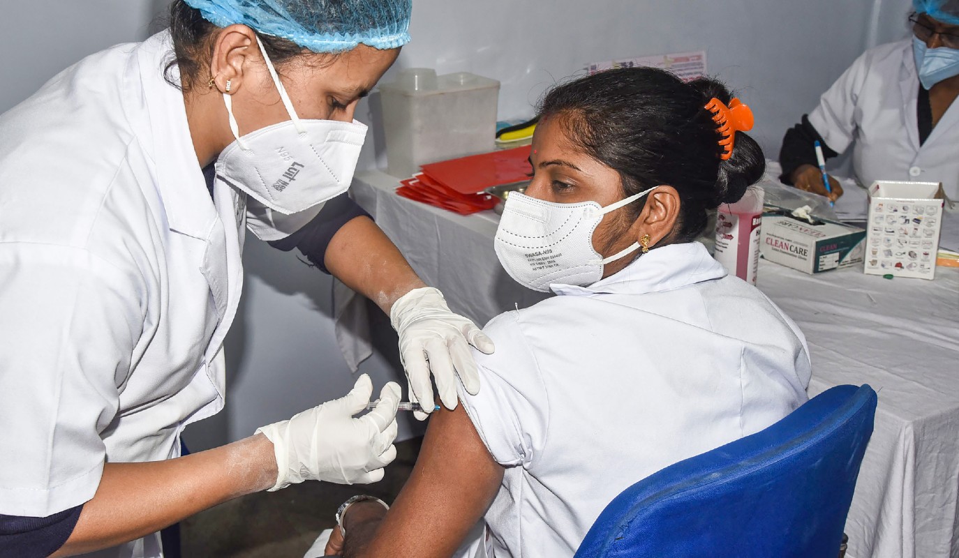 Vaccination in Bengal: बिपाशा को कोलकाता में लगा पहला टीका, 90 हजार स्वास्थ्यकर्मियों को लगेगी कोरोना वैक्सीन