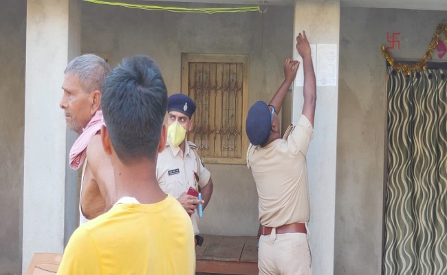 पुलिस की पकड़ में आया हत्या का आरोपी, पुलिस ने घर में चिपकाया था कुर्की का इश्तेहार