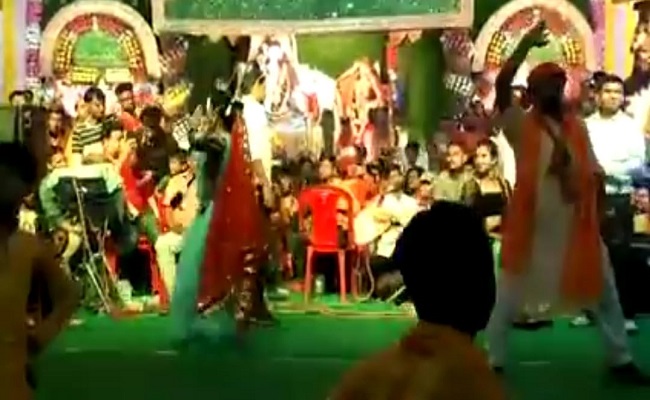 Viral Video: नइकी बहुरिया नाचे हई ललकि चुनरिया ओढ़ के…, JDU विधायक ने मंच पर फिर लगाये नर्तकियों संग ठुमके, लुटाये नोट, देखें VIDEO