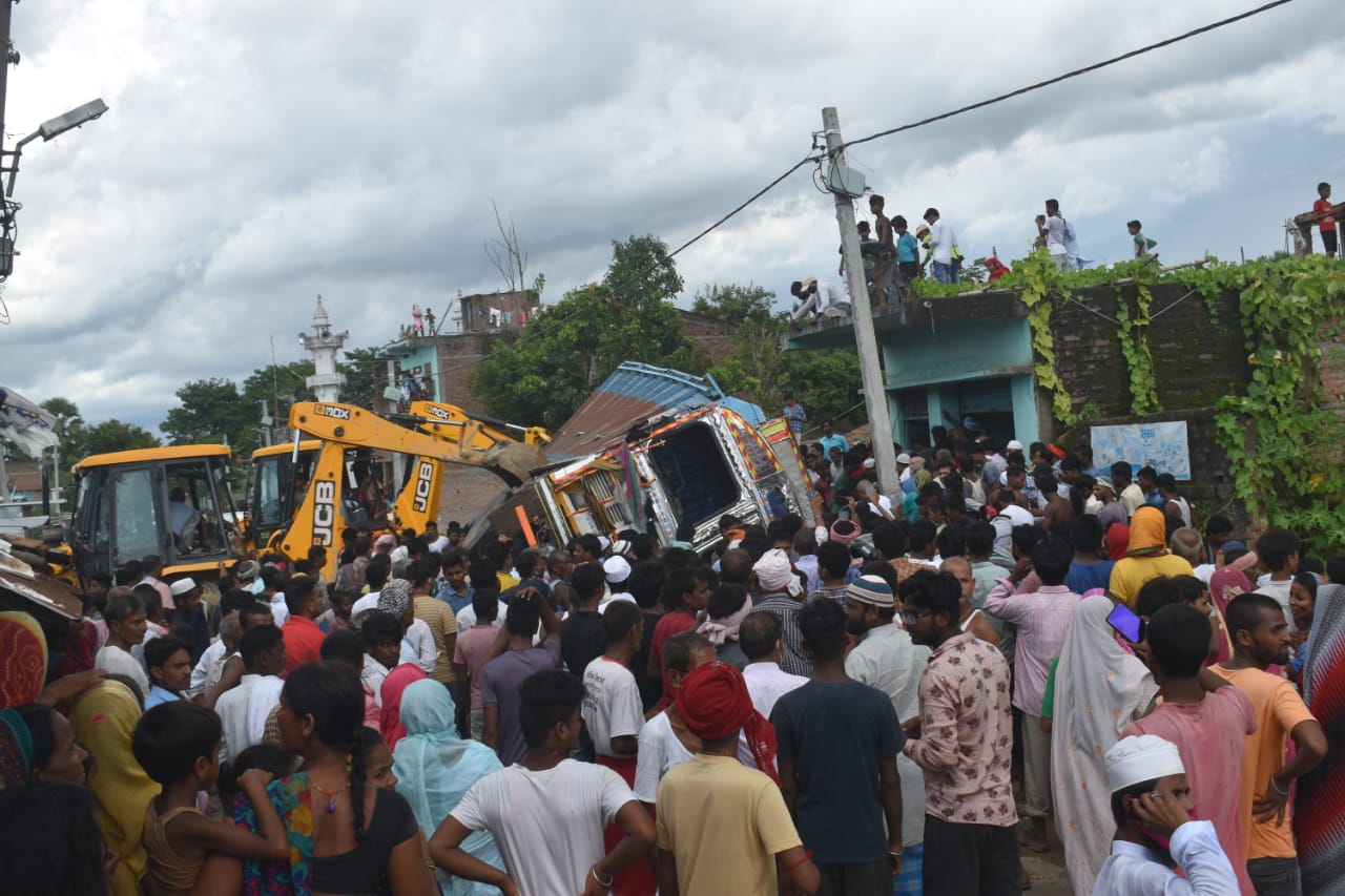 बिहार के सीतामढ़ी में बालू लदा ट्रक झोपड़ी पर पलटा, 3 बच्चों की मौत, 5 जख्मी