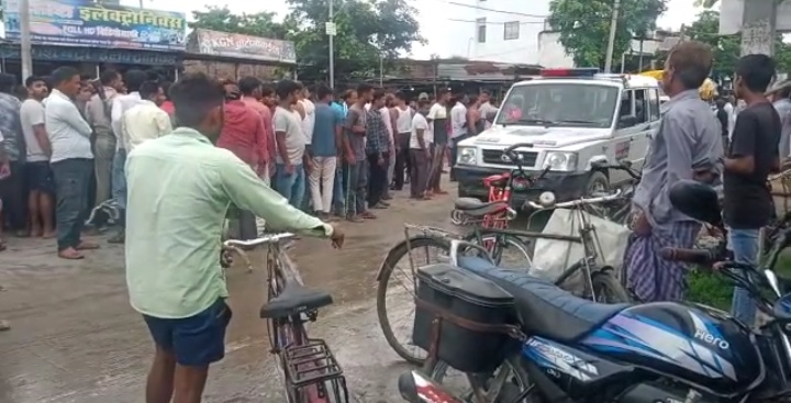 Road accident in chapra: डुमरसन बाजार में डंपर ने युवक को कुचला, मौत