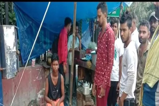 पुलिसवालों की शर्मनाक करतूत, गरम चाय से भरी केतली मासूम पर फेंकी