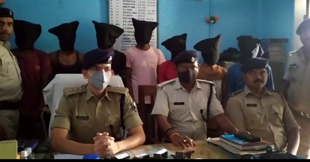 Patna News: चेन स्नेचिंग करने वाले 7 बदमाशों को पुलिस ने दबोचा, चोरी व लूटी गयी सामग्री बरामद