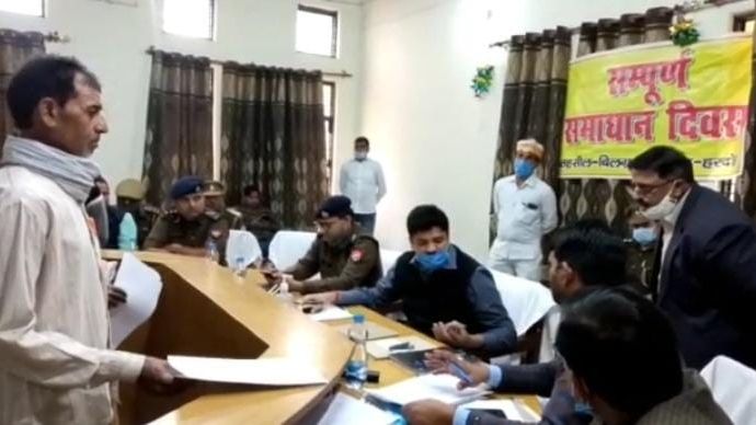 Hardoi News: सरकारी जमीन पर कब्जे की शिकायत पर चढ़ा डीएम का पारा, कानूनगो और लेखपाल से कह- सुधर जाओ, वरना…