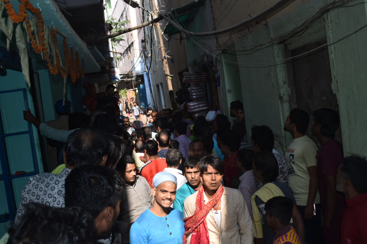 पटना में कारोबारी को गोली मारकर 3 लाख लूटा,
स्थानीय लोगों ने एक को दबोचा, पिटाई के बाद पुलिस को सौंपा