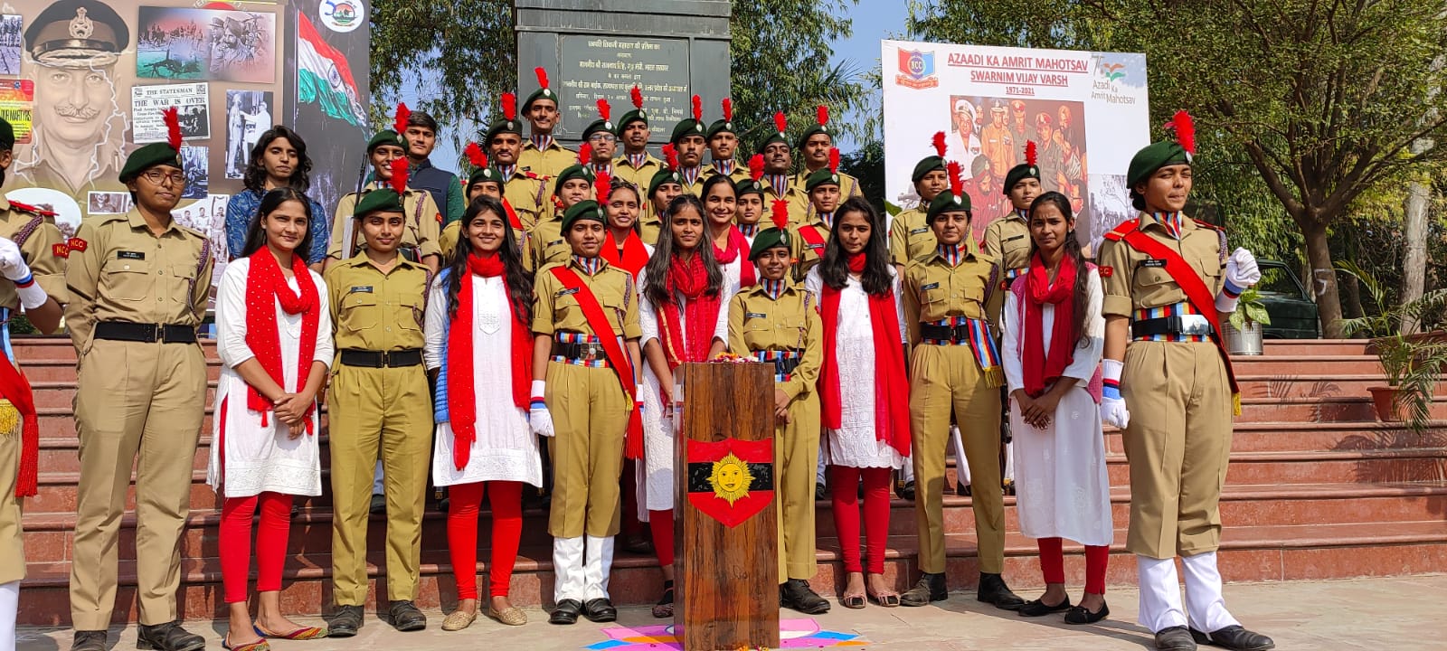 Lucknow News: स्वर्णिम विजय मशाल पहुंची लखनऊ यूनिवर्सिटी, एनसीसी कैडेट्स ने दिया गार्ड ऑफ ऑनर
