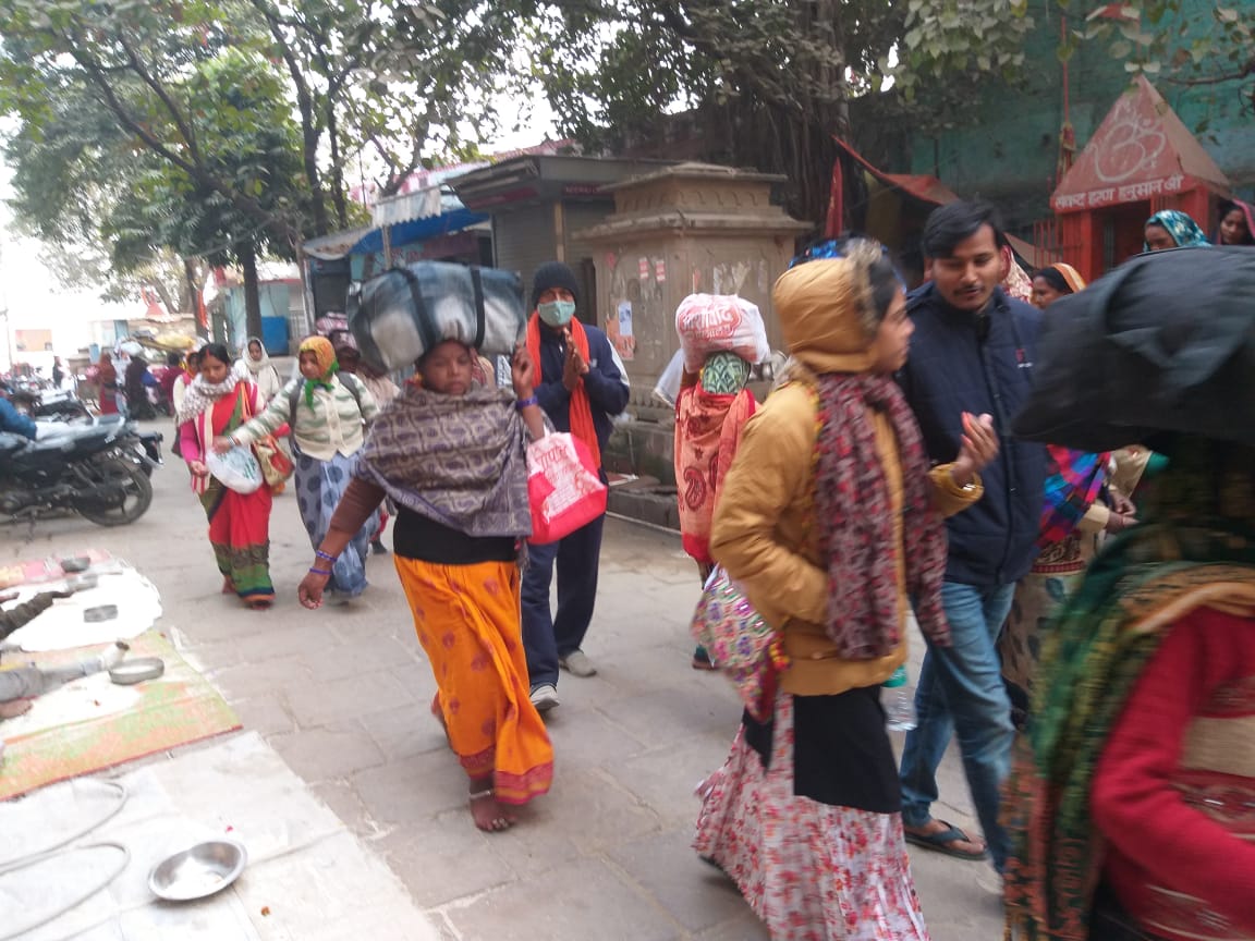 अंतरगृही परिक्रमा यात्रा में उमड़ा आस्था का सैलाब, नंगे पांव 25 किमी के सफर पर निकले काशीवासी