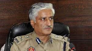 सुनवाई के दौरान बिस्तर पर लेटे मिले पूर्व डीजीपी, अदालत ने जमकर लगाई फटकार