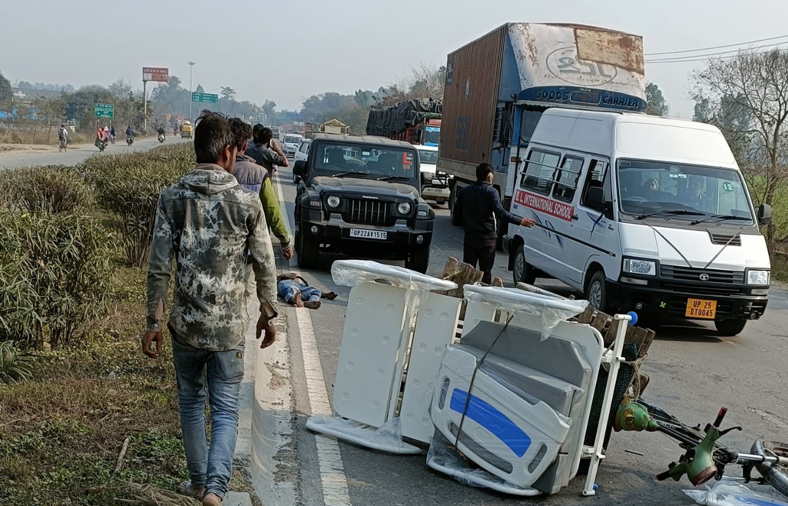 Bareilly News: बरेली-दिल्ली हाईवे पर कार की टक्कर से ई-रिक्शा चालक की मौत, कई घायल