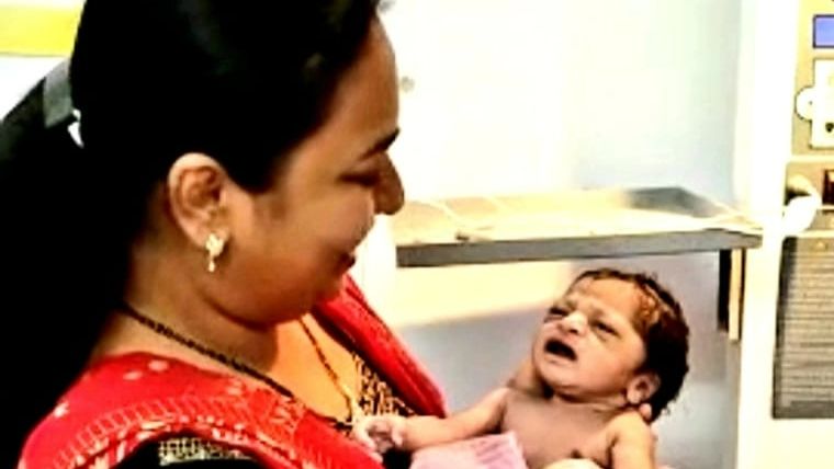Agra News: नवजात बच्ची की नहीं चल रही थी सांसें, तभी महिला डॉक्टर ने किया कुछ ऐसा, लोग कर रहे तारीफ
